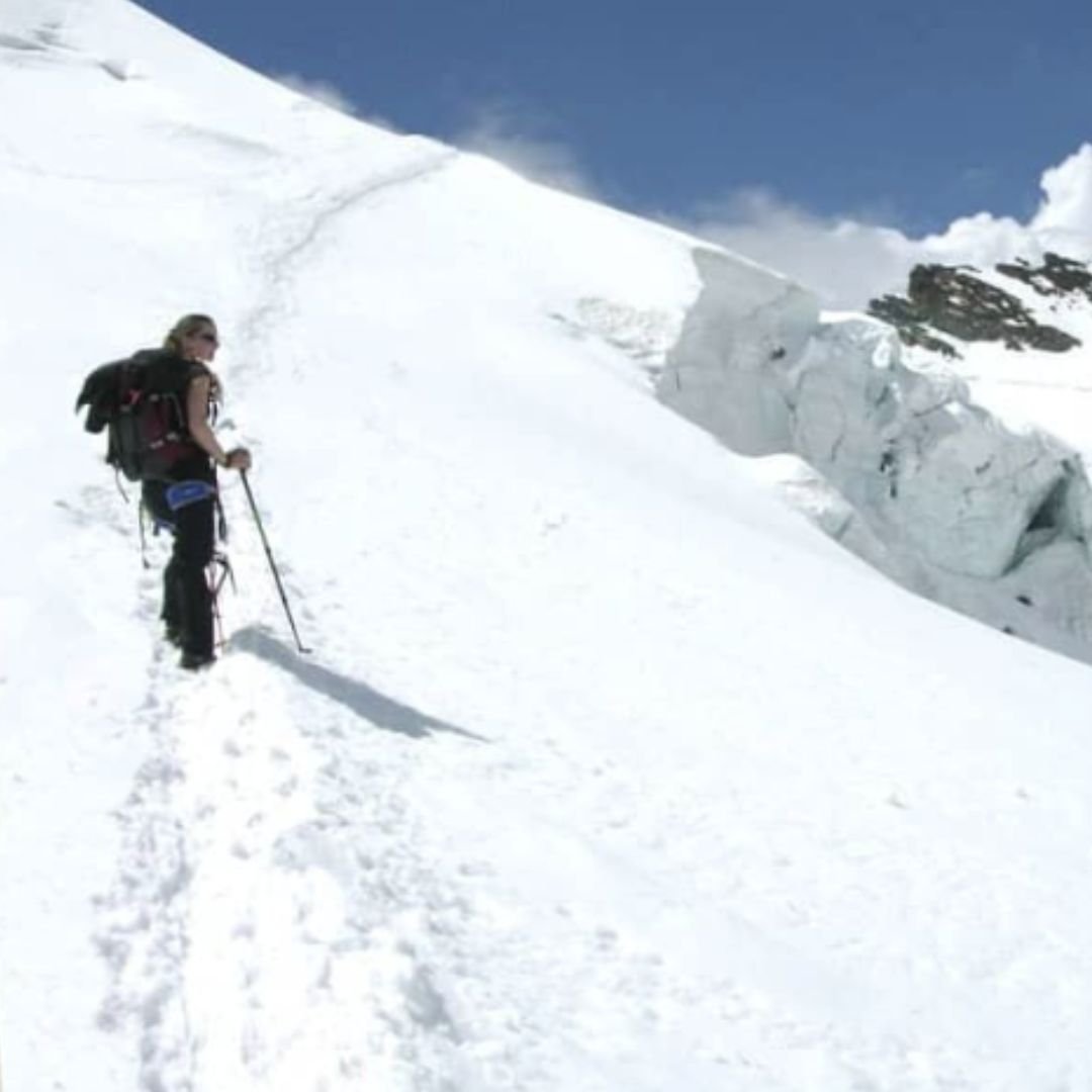 Svetlana beklimt de berg Allalinhorn in Zwitserland