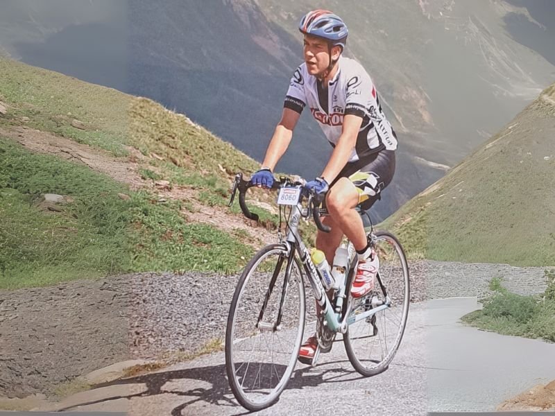 Filip fietst Col du Galibier op in Frankrijk.